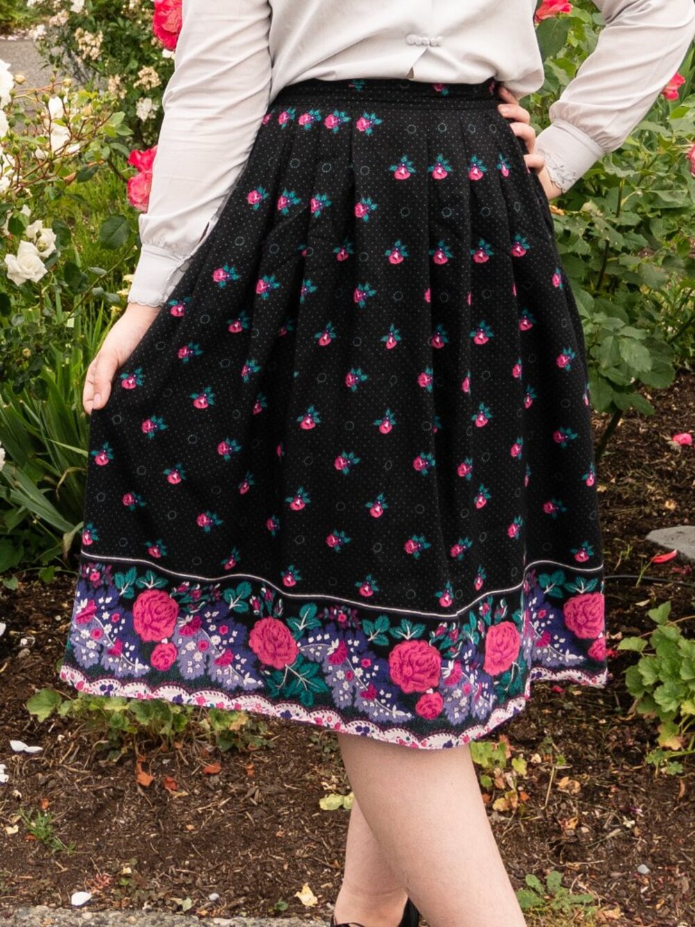 Vintage Pleated Borderprint Black Floral Skirt